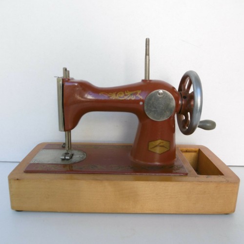 Petite machine coudre - petite, a