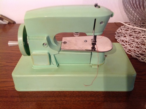Jouet machine coudre - a,
