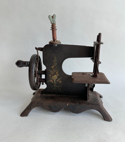 Ancienne machine coudre - à,