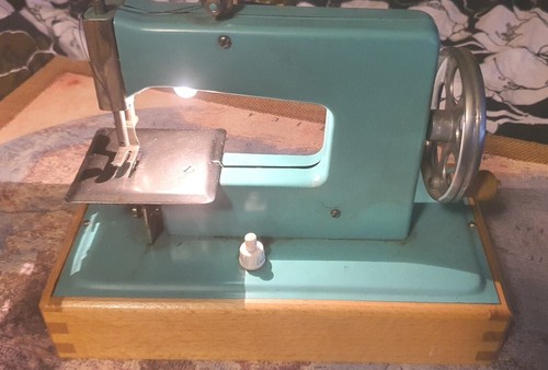 Ancienne machine coudre - à,